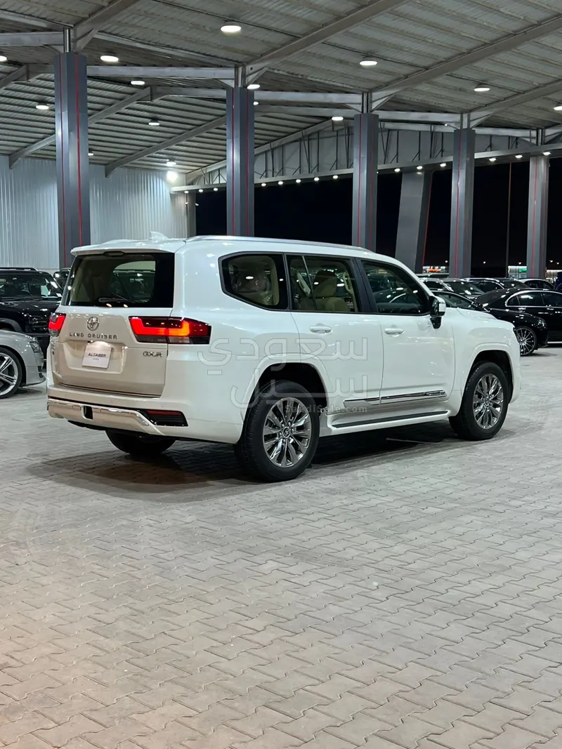 2025 تويوتا لاند كروزر جي اكس ار 3