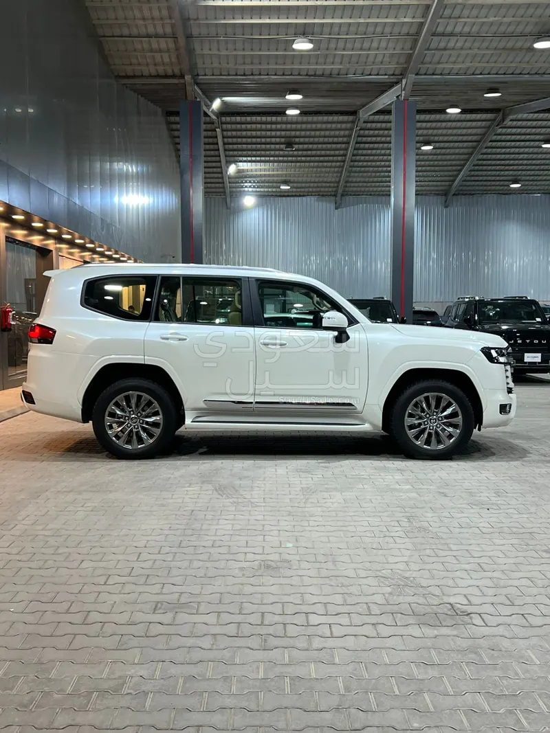 2025 تويوتا لاند كروزر جي اكس ار 3