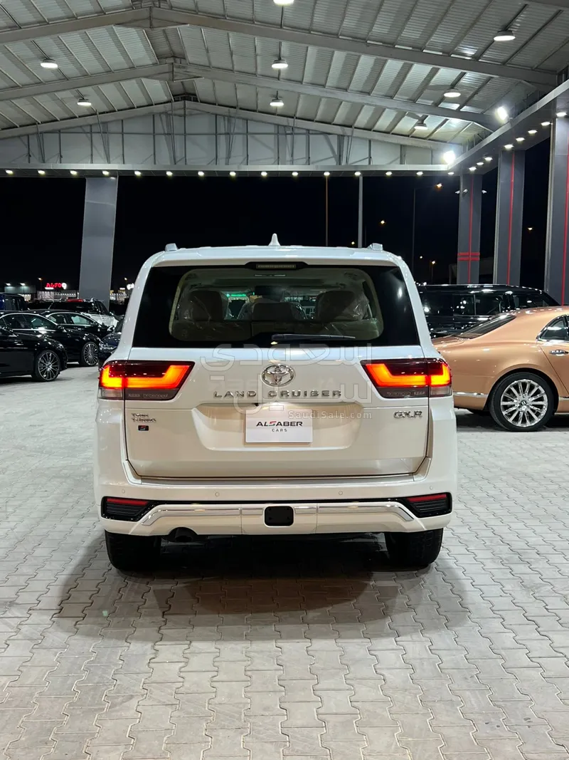 2025 تويوتا لاند كروزر جي اكس ار 3
