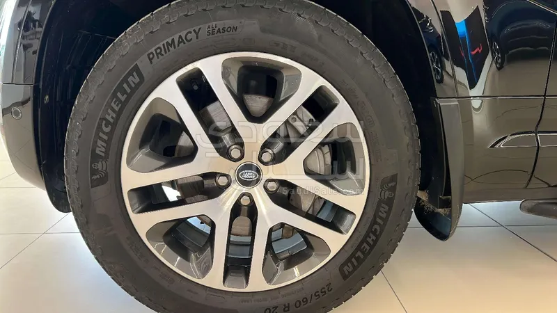 2025 لاند روفر ديفيندر اتش اس اي