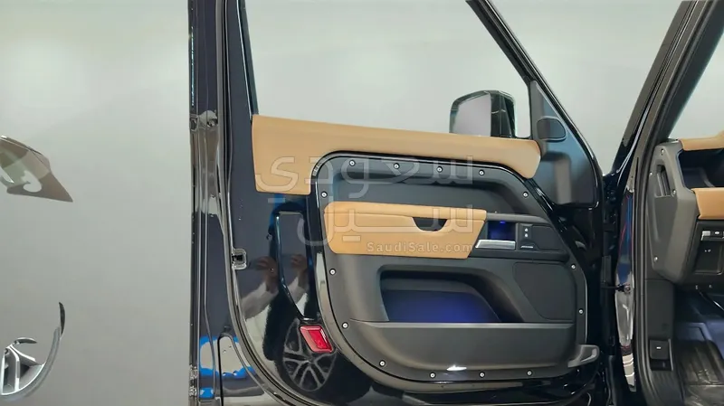 2025 لاند روفر ديفيندر اتش اس اي