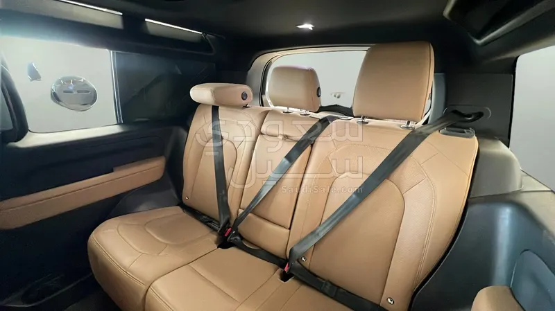 2025 لاند روفر ديفيندر اتش اس اي