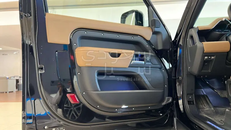 2025 لاند روفر ديفيندر اتش اس اي