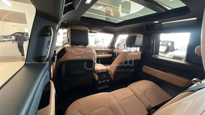 2025 لاند روفر ديفيندر اتش اس اي