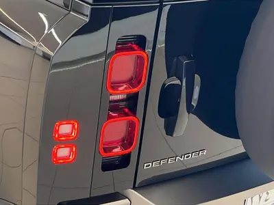 2025 لاند روفر ديفيندر اتش اس اي