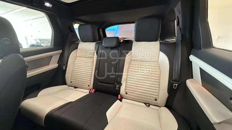 2025 لاند روفر ديسكفري