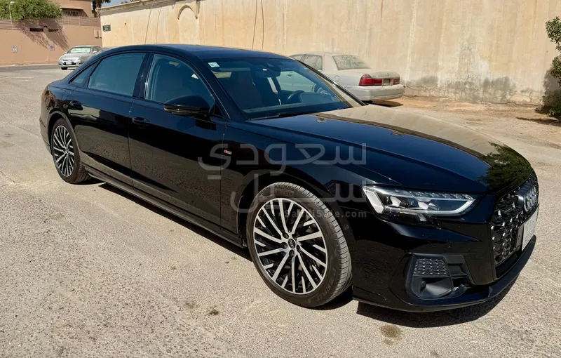 2022 اودي اي 8 ال 55تي اف اس أي