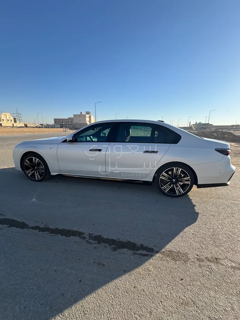 2025 بي ام دبليو الفئة السابعة 735 إل أي