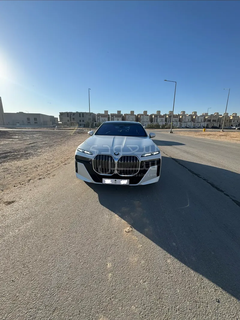 2025 بي ام دبليو الفئة السابعة 735 إل أي