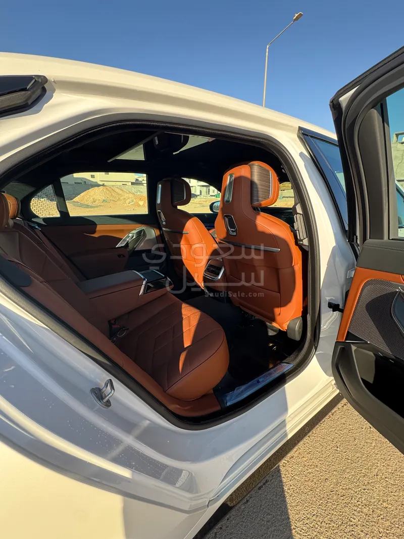 2025 بي ام دبليو الفئة السابعة 735 إل أي