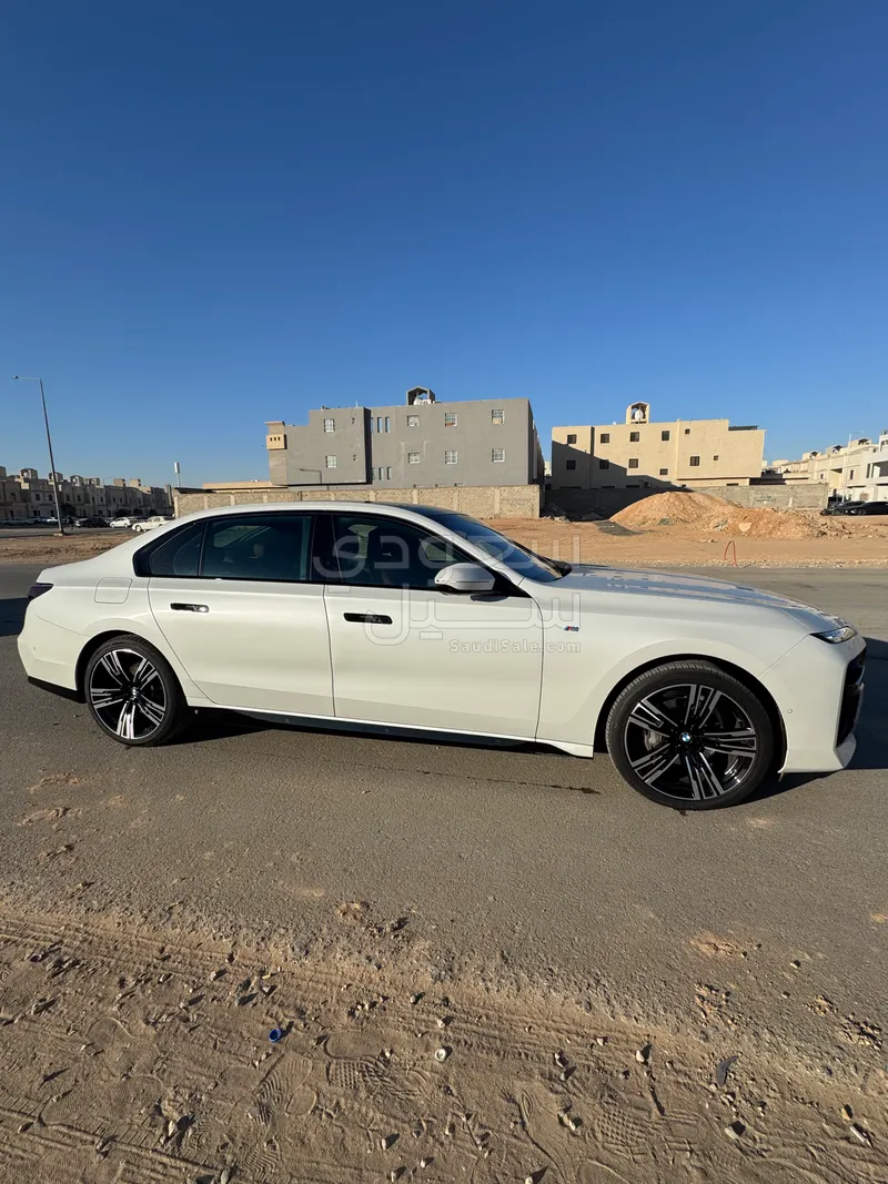 2025 بي ام دبليو الفئة السابعة 735 إل أي