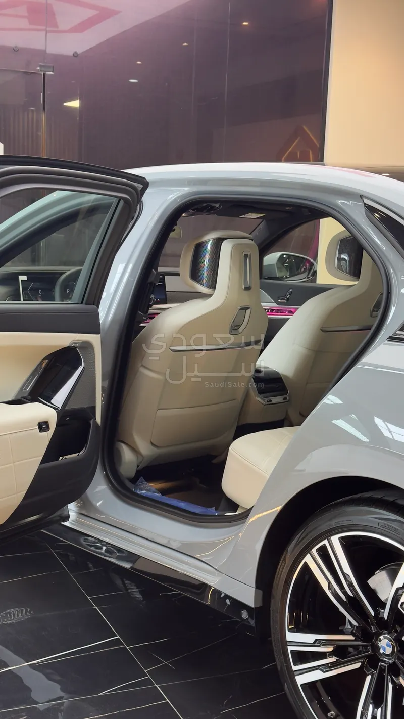 2026 بي ام دبليو الفئة السابعة 735 إل أي