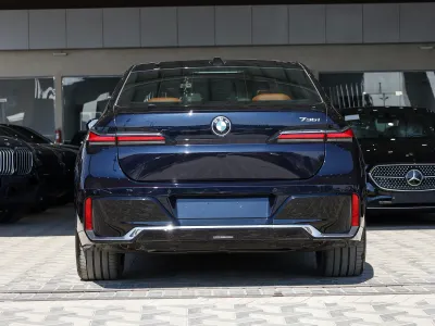 2026 بي ام دبليو الفئة السابعة 735أي