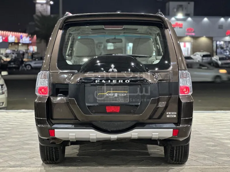 2017 متسوبيشي باجيرو