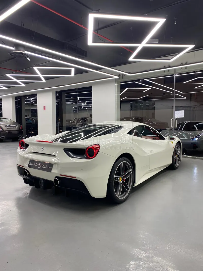 2016 فيراري 488 جي تي بي