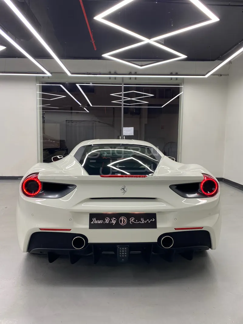 2016 فيراري 488 جي تي بي