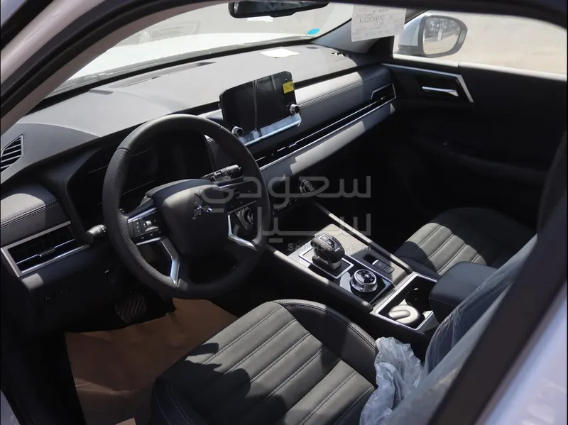 2025 متسوبيشي اوت لاندر