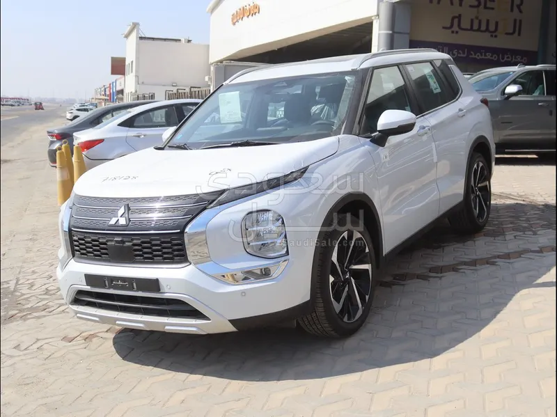 2025 متسوبيشي اوت لاندر