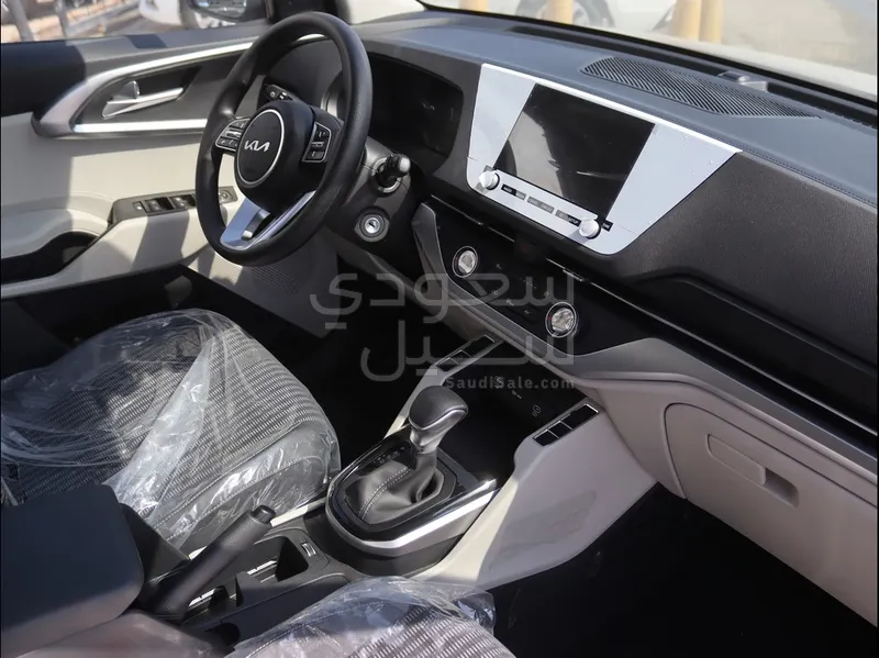 2025 كيا كارنز