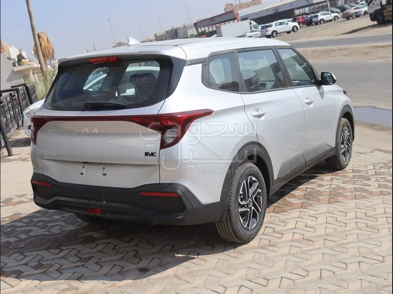 2025 كيا كارنز