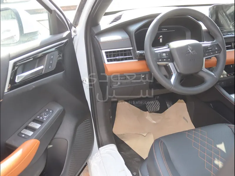 2025 متسوبيشي اوت لاندر