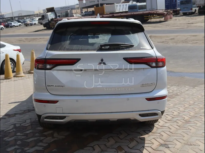 2025 متسوبيشي اوت لاندر