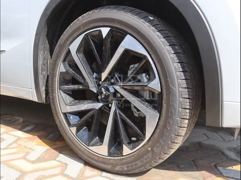 2025 متسوبيشي اوت لاندر