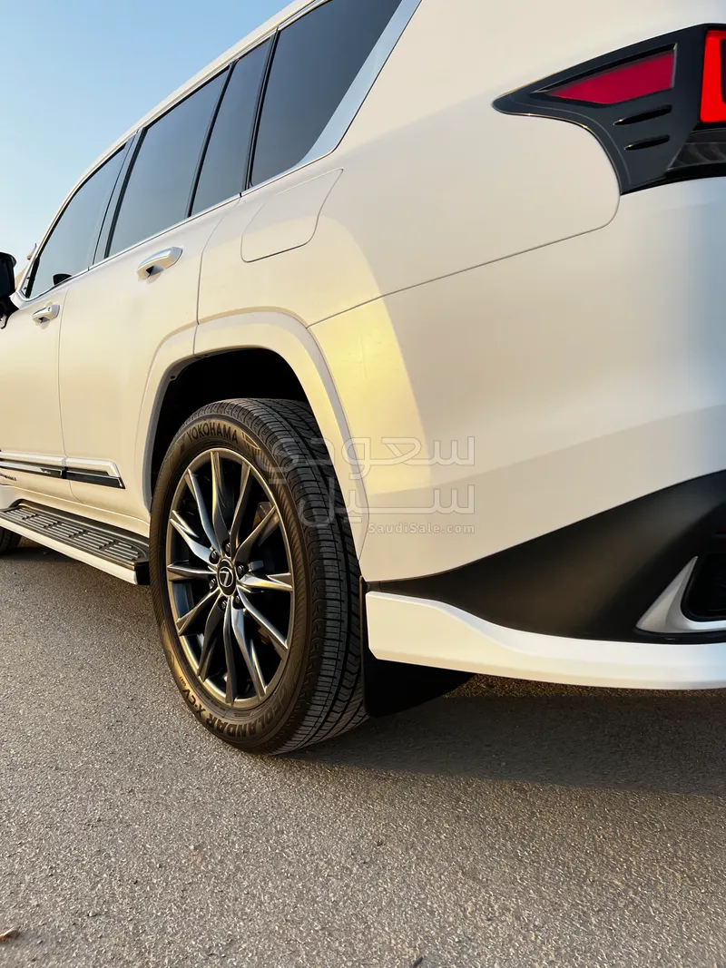 2024 لكزس إل إكس 600 إف