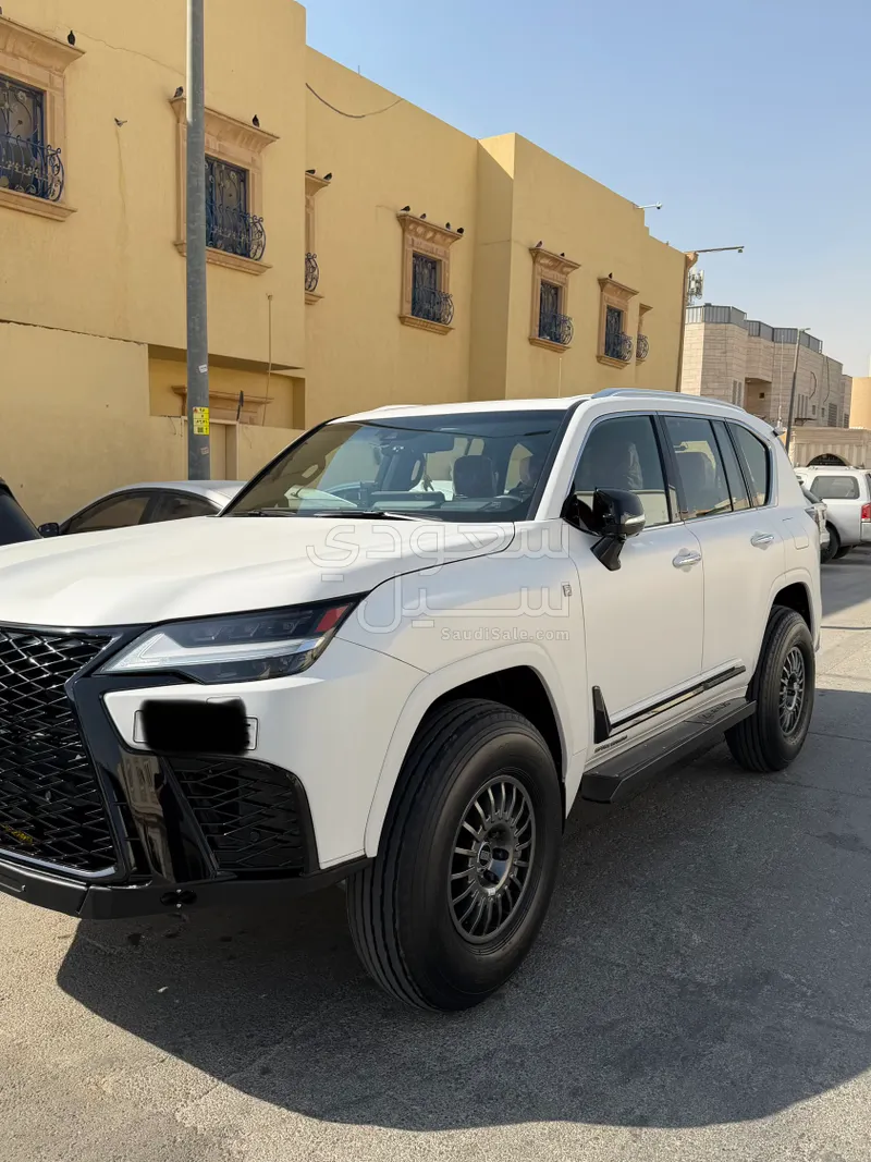 2024 لكزس إل إكس 600 إف