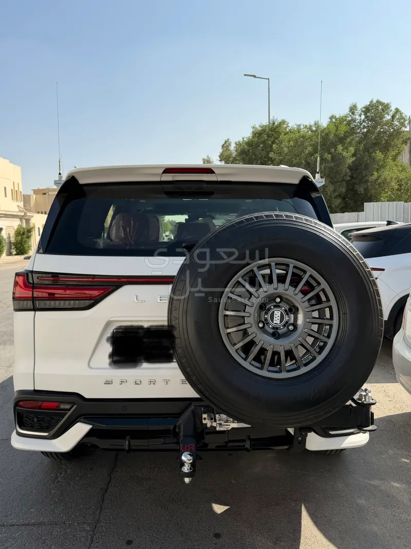 2024 لكزس إل إكس 600 إف