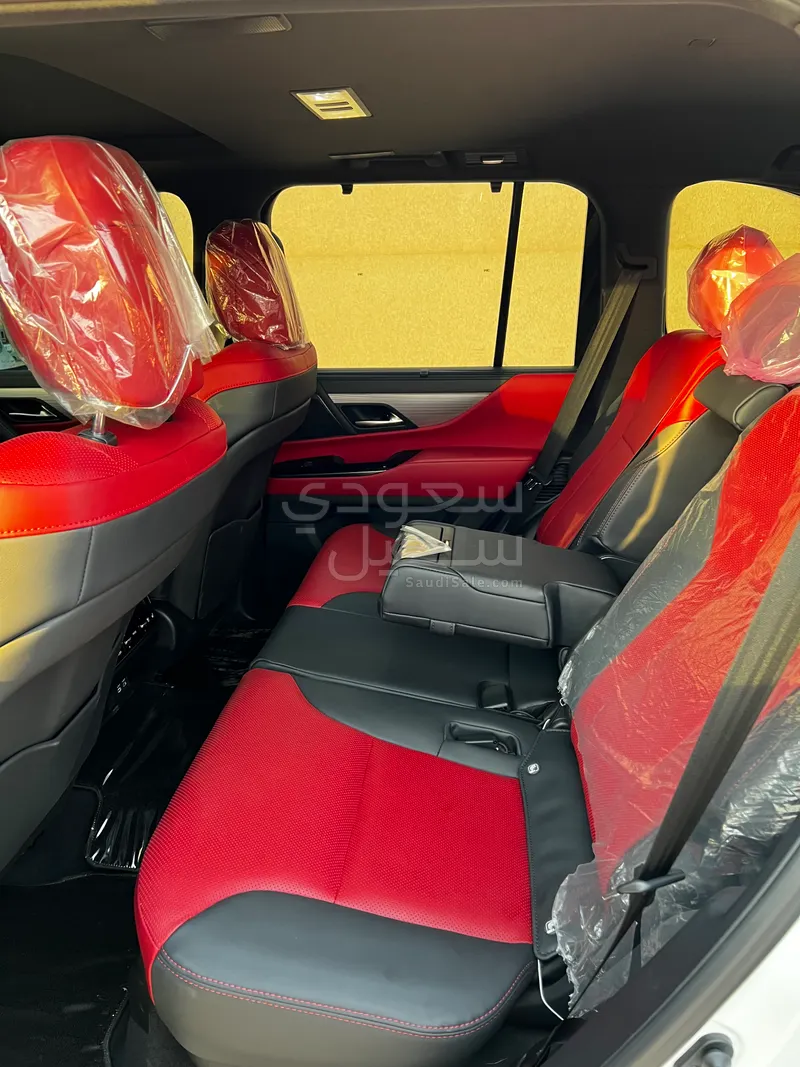 2024 لكزس إل إكس 600 إف