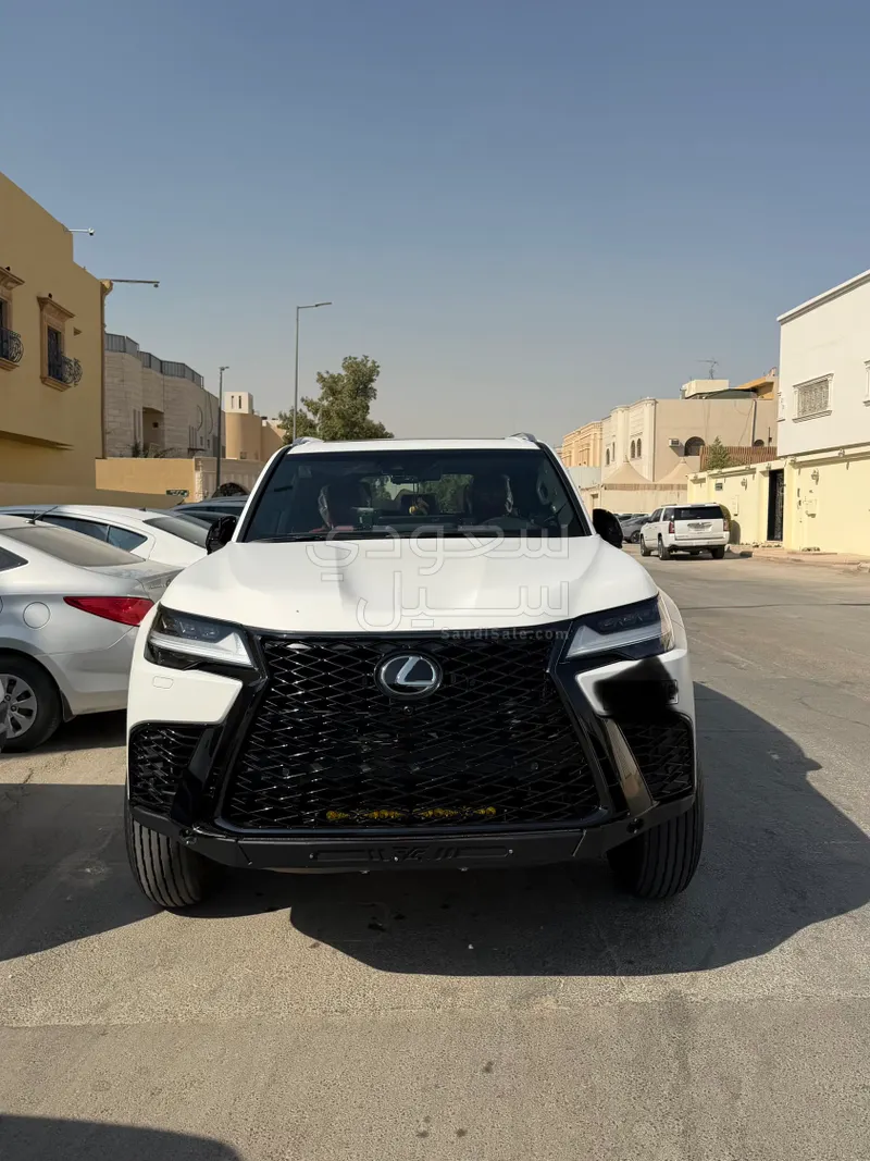 2024 لكزس إل إكس 600 إف