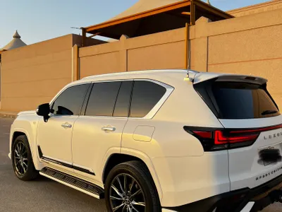 2024 لكزس إل إكس 600 إف