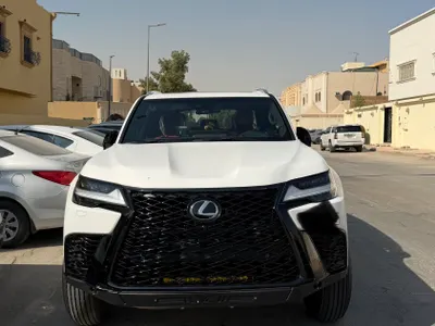 2024 لكزس إل إكس 600 إف
