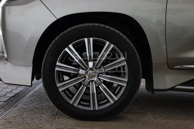 2018 لكزس إل إكس 570 اس