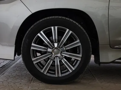 2018 لكزس إل إكس 570 اس