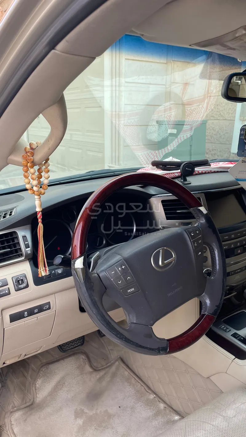 2013 لكزس إل إكس 570