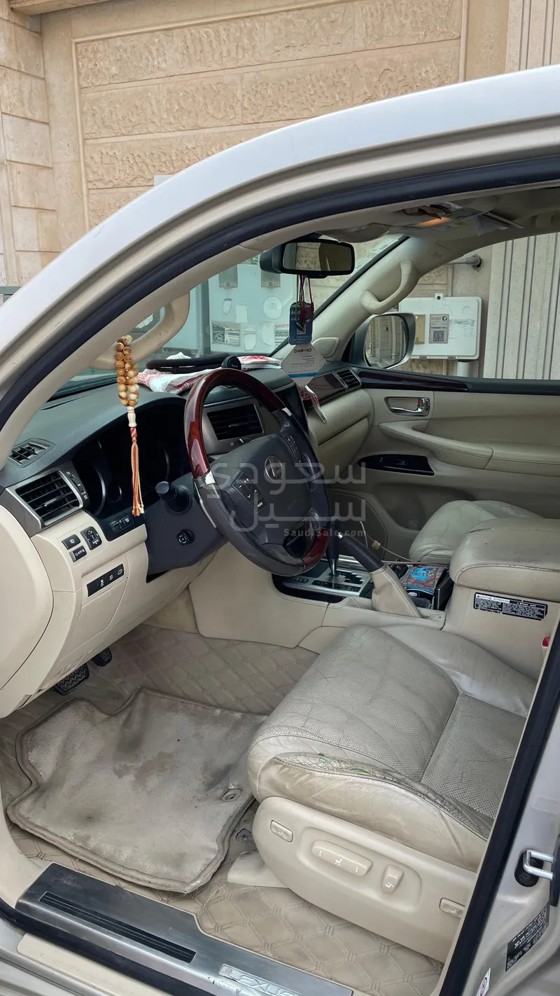 2013 لكزس إل إكس 570