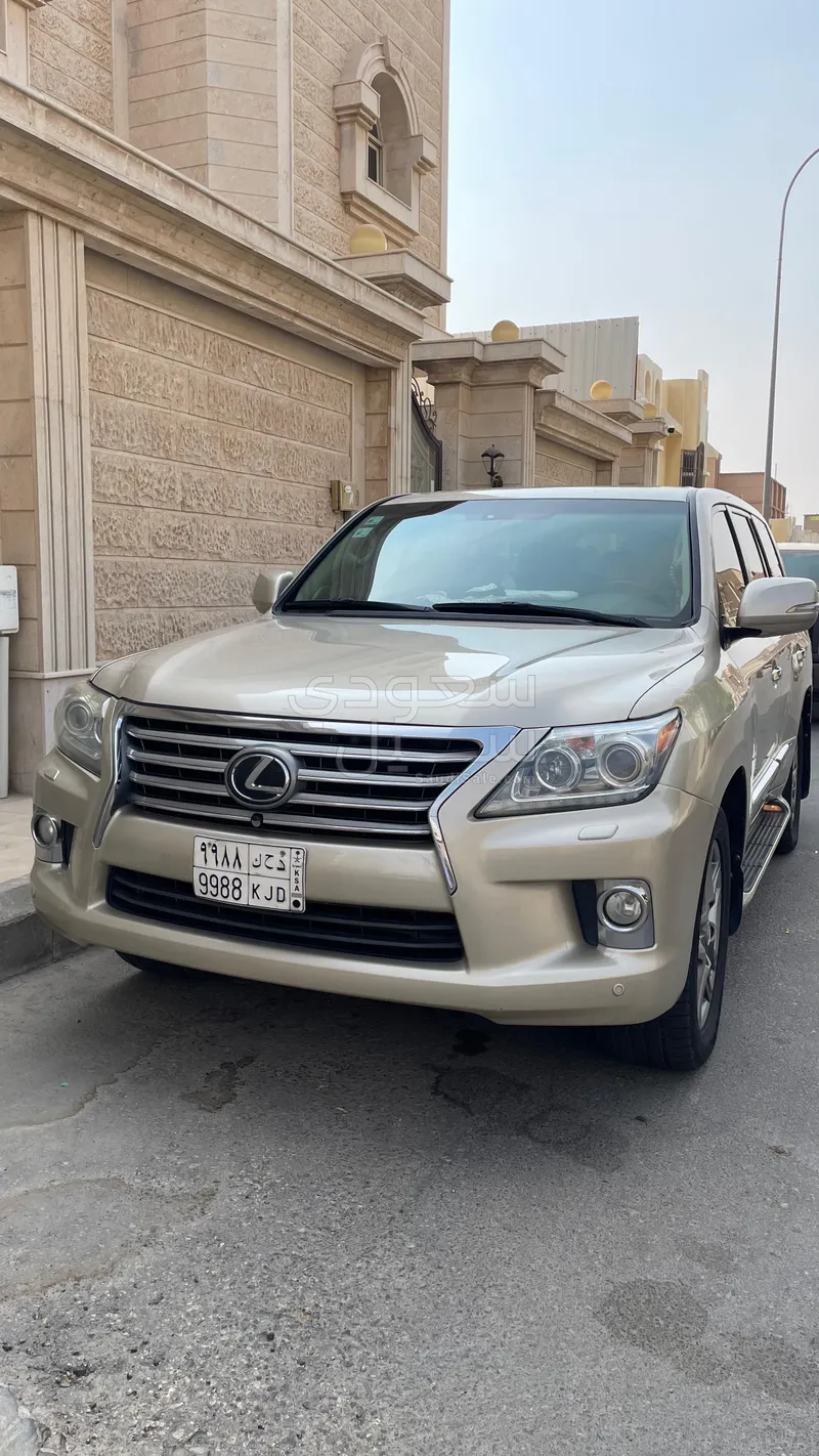 2013 لكزس إل إكس 570