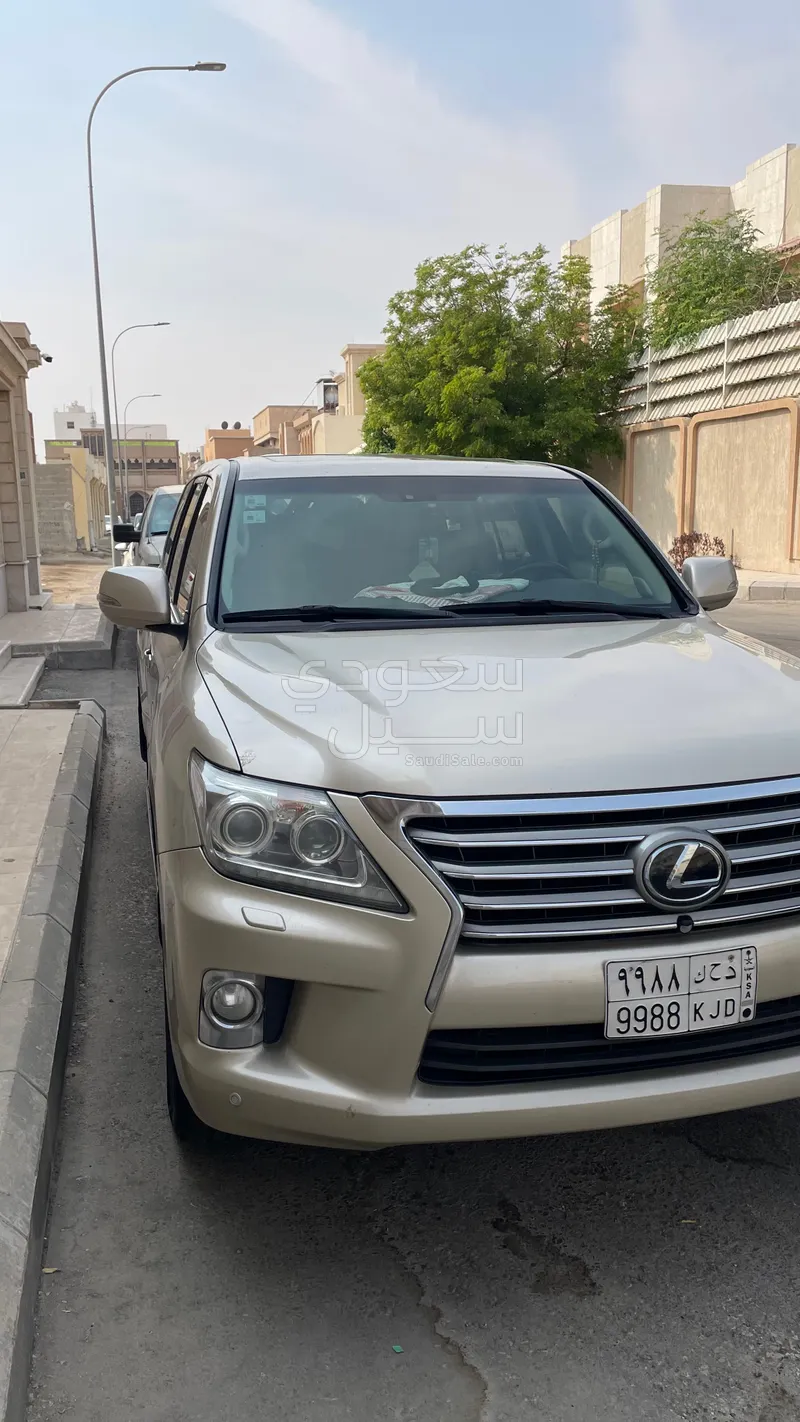 2013 لكزس إل إكس 570