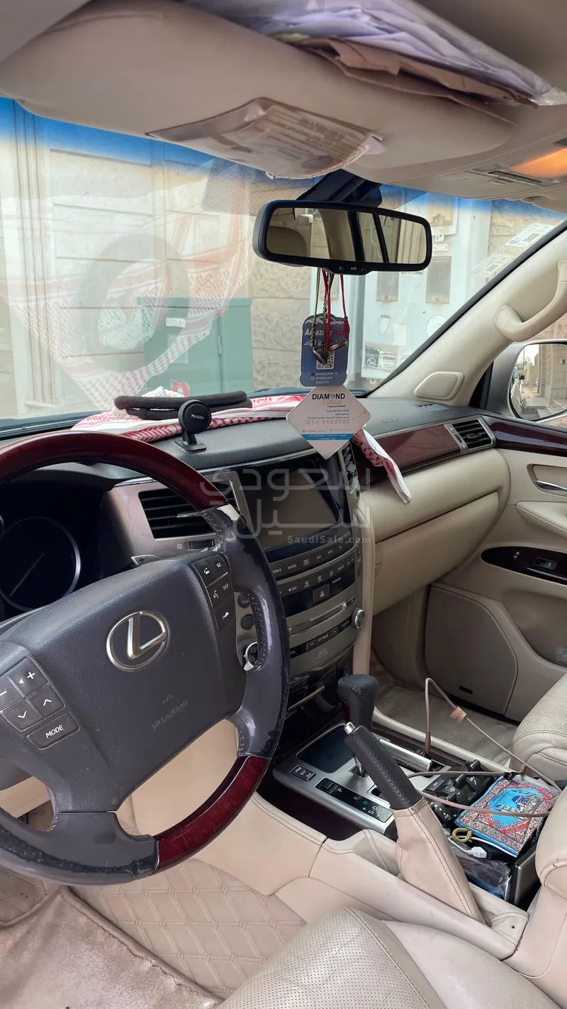 2013 لكزس إل إكس 570