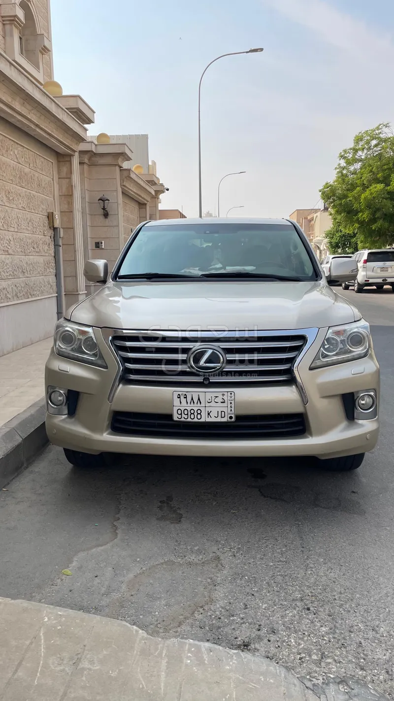2013 لكزس إل إكس 570