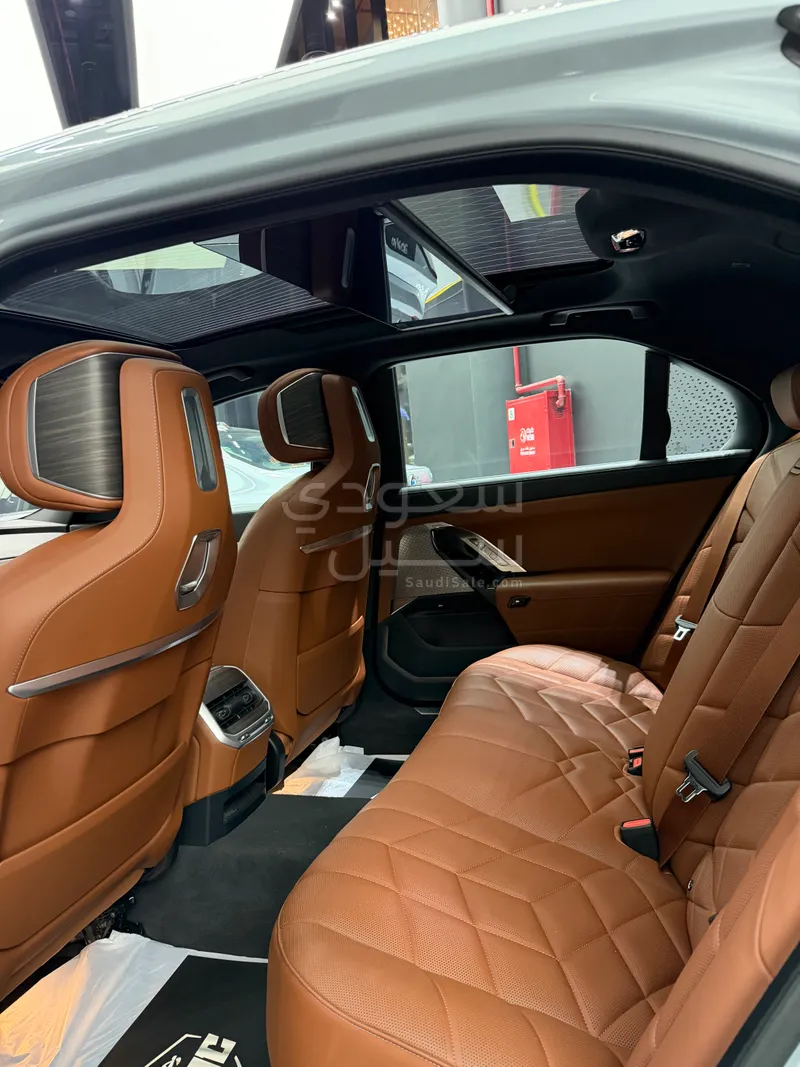 2025 بي ام دبليو الفئة السابعة 735أي