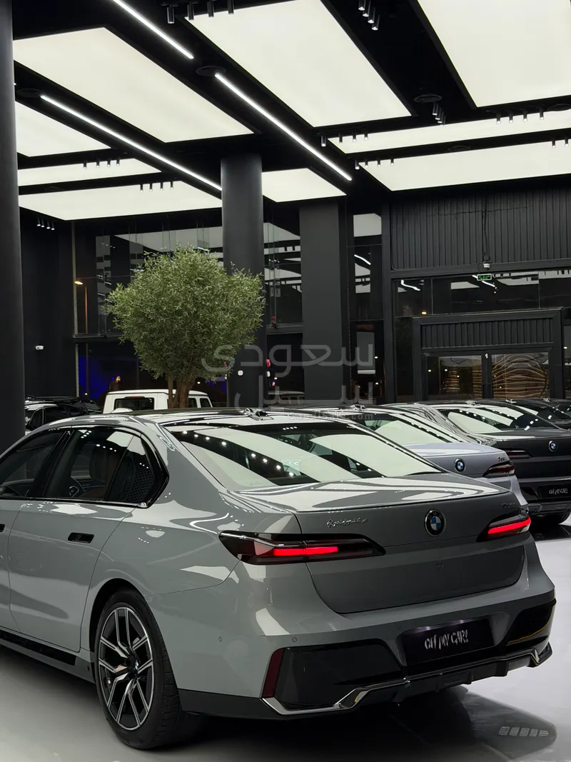 2025 بي ام دبليو الفئة السابعة 735أي