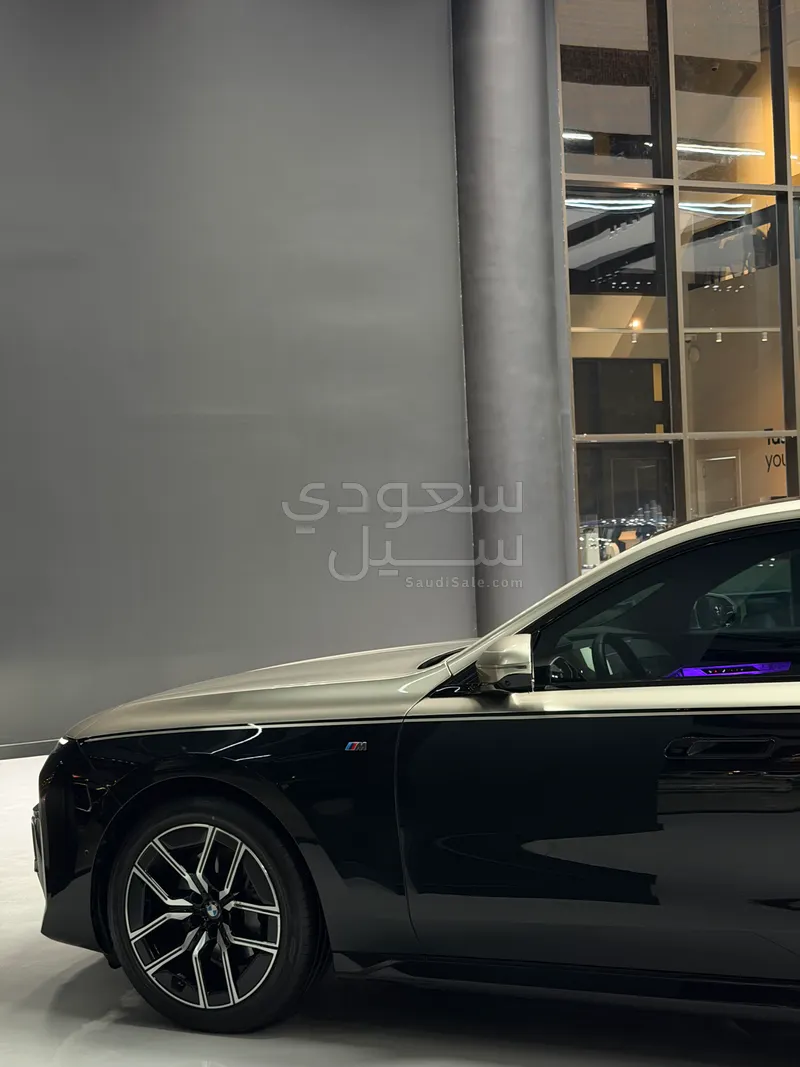 2025 بي ام دبليو الفئة السابعة 735أي