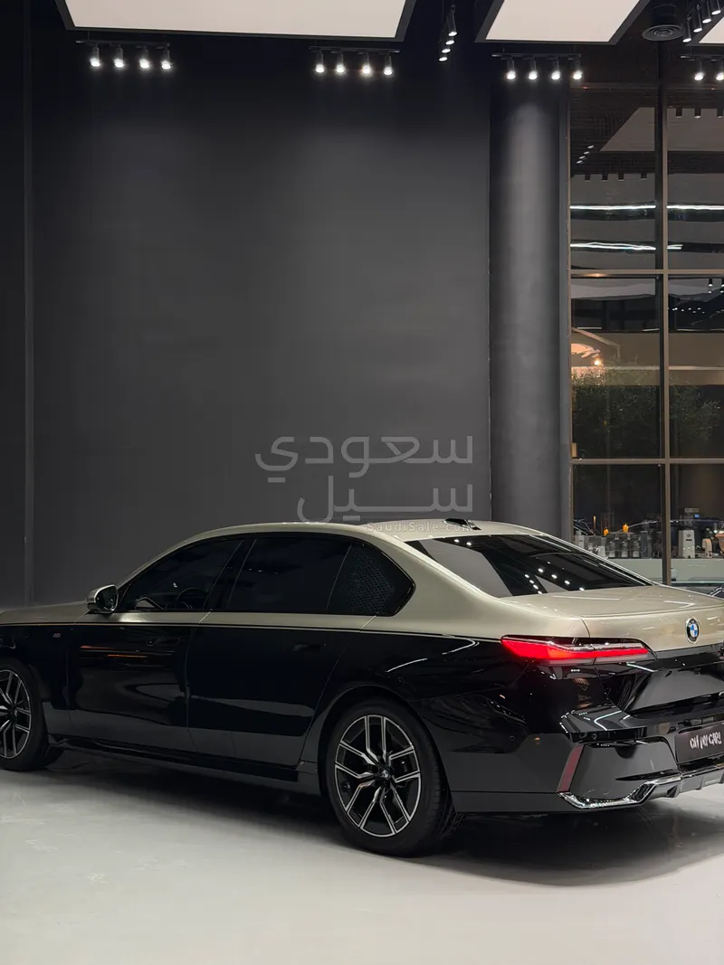 2025 بي ام دبليو الفئة السابعة 735أي