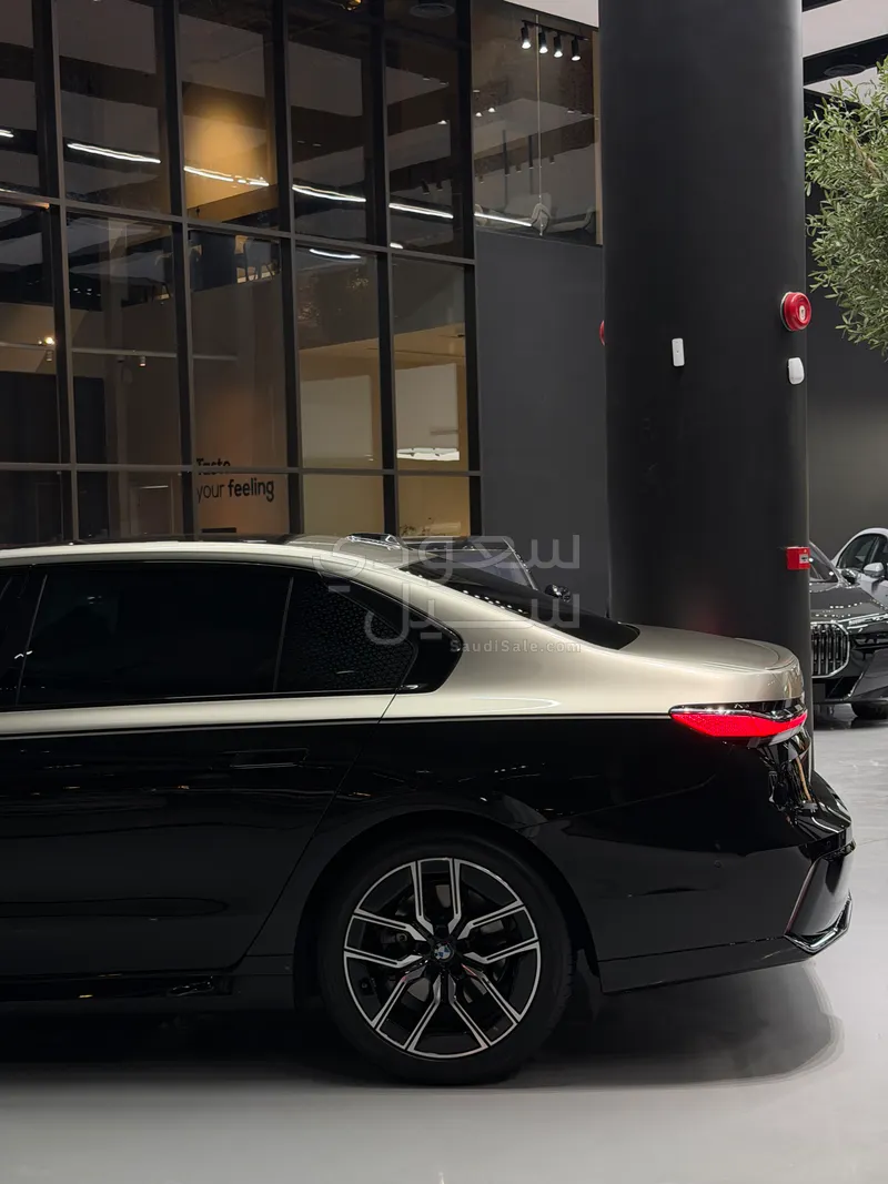 2025 بي ام دبليو الفئة السابعة 735أي