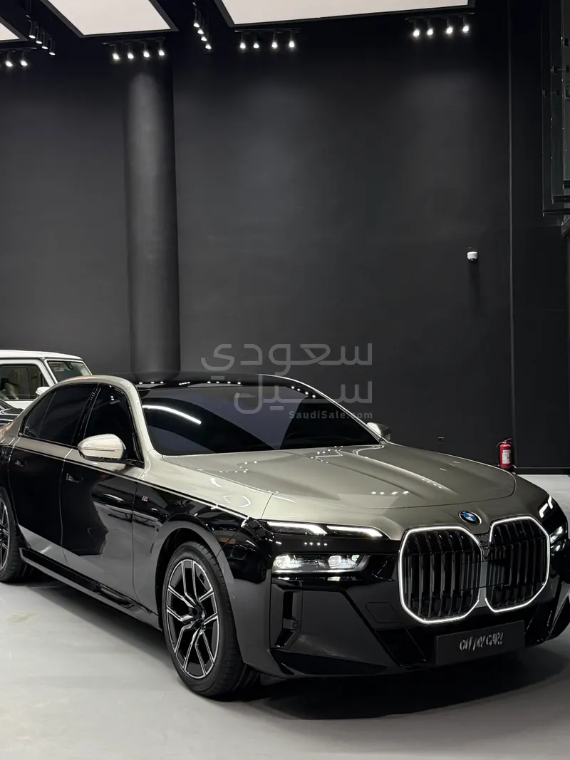 2025 بي ام دبليو الفئة السابعة 735أي