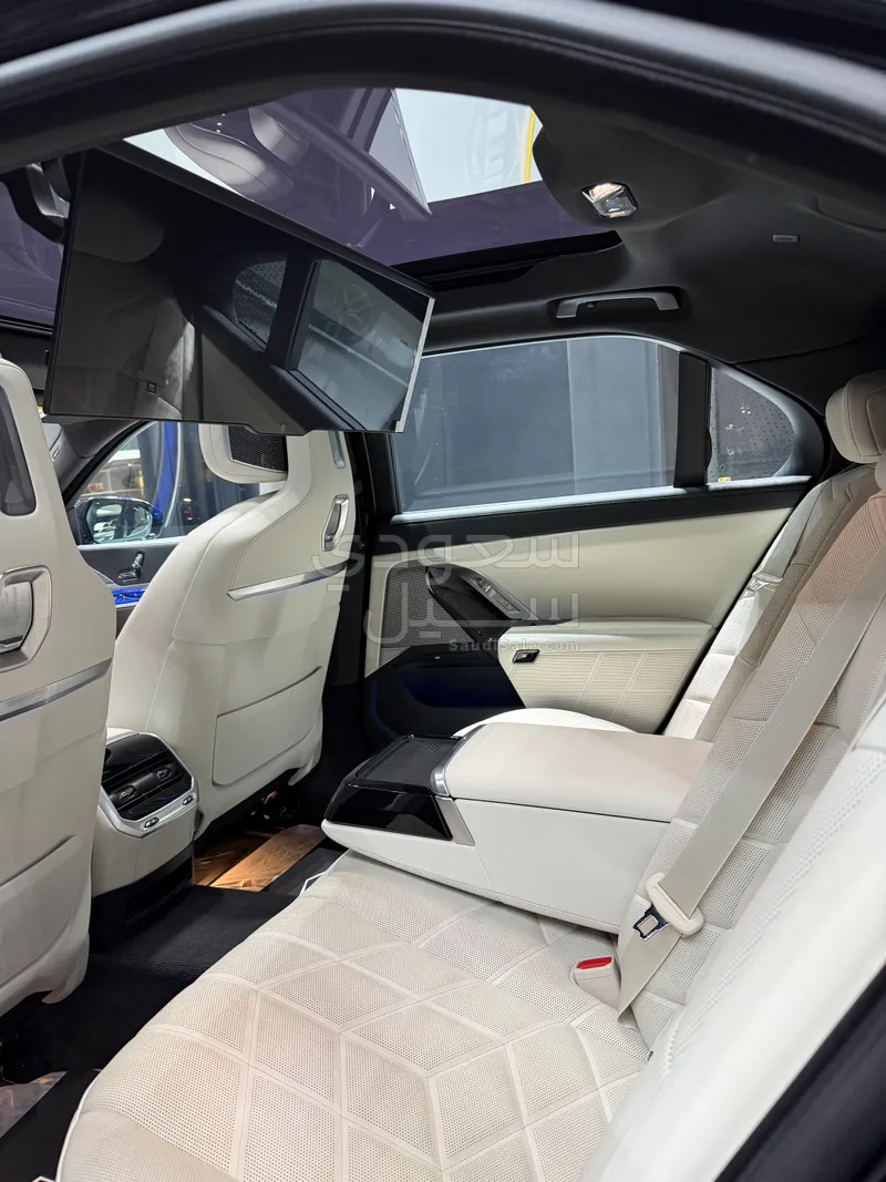 2025 بي ام دبليو الفئة السابعة 735أي