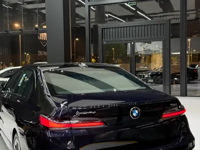 2025 بي ام دبليو الفئة السابعة 735أي